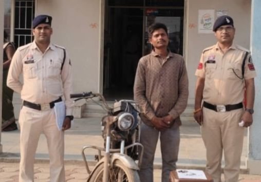 शक्ति जिले में पुलिस को मिली बड़ी सफलता - महिला से सोने का मंगलसूत्र लूटने वाला आरोपी गिरफ्तार शक्ति जिले में पुलिस को मिली बड़ी सफलता - महिला से सोने का मंगलसूत्र लूटने वाला आरोपी गिरफ्तार kshititech