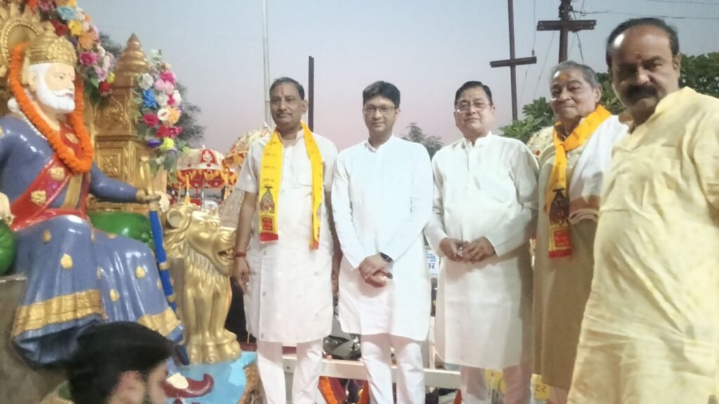 जिला मुख्यालय शक्ति में निकली अग्रसेन जयंती पर्व पर अग्रवाल समाज की भव्य शोभायात्रा- कमला हरी एवेन्यू से अग्रसेन चौक तक एवं शुभम ग्रीन्स तक जगह-जगह हुआ यात्रा का स्वागत. पूरा शहर जगमगा उठा शोभा यात्रा के स्वागत में kshititech