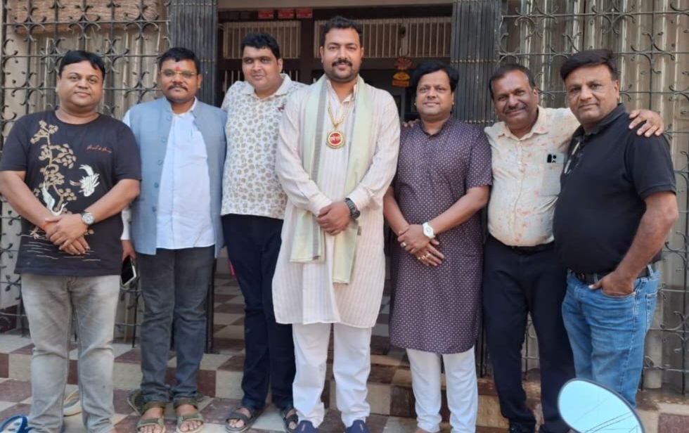 समाजसेवी राजकुमार अग्रवाल राजू के निवास पर पहुंचे छत्तीसगढ़ राज्य युवा आयोग के अध्यक्ष विश्व विजय सिंह तोमर- मारवाड़ी युवा मंच के अध्यक्ष मनीष कथूरिया के नेतृत्व में सदस्यों ने किया जोरदार स्वागत. भाजपा जिला अध्यक्ष टिकेश्वर गबेल भी रहे मौजूद. तोमर जी ने करी मंच के रचनात्मक कार्यों की मुक्त कंठ से प्रशंसा समाजसेवी राजकुमार अग्रवाल राजू के निवास पर पहुंचे छत्तीसगढ़ राज्य युवा आयोग के अध्यक्ष विश्व विजय सिंह तोमर- मारवाड़ी युवा मंच के अध्यक्ष मनीष कथूरिया के नेतृत्व में सदस्यों ने किया जोरदार स्वागत. भाजपा जिला अध्यक्ष टिकेश्वर गबेल भी रहे मौजूद. तोमर जी ने करी मंच के रचनात्मक कार्यों की मुक्त कंठ से प्रशंसा kshititech