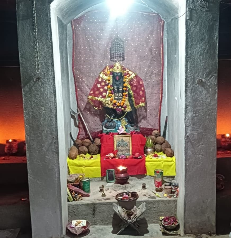 शक्ति के बाराद्वार रोड में स्थित महाकाली दक्षिण मुखी मंदिर में नवरात्रि पर्व पर हो रहा मनोकामना ज्योति कलश प्रज्वलित.मंदिर के व्यवस्थापक राजेश शर्मा बाबा ने दी जानकारी. अष्टमी नवमी पर भक्तजन करवा सकते हैं ज्योति कलश प्रज्वलित kshititech