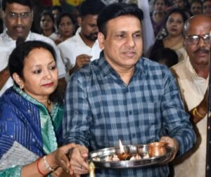 अग्रवाल समाज सरसीवां के जयंती समारोह के मुख्य अतिथि के रूप में पहुंचे चार्टर्ड अकाउंटेंट विमल अग्रवाल का हुआ आत्मीय स्वागत.सीए विमल अग्रवाल ने कहा-अग्रवाल समाज पूरी दुनिया में जाना जाता है दान शीलता के लिए. समाज की नई पीढ़ी आज अच्छे संस्कारों से अग्रकुल का नाम कर रही है रोशन. मुख्य अतिथि के प्रेरणादायक उद्बोधन की समाज बंधुओ ने करी प्रशंसा अग्रवाल समाज सरसीवां के जयंती समारोह के मुख्य अतिथि के रूप में पहुंचे चार्टर्ड अकाउंटेंट विमल अग्रवाल का हुआ आत्मीय स्वागत.सीए विमल अग्रवाल ने कहा-अग्रवाल समाज पूरी दुनिया में जाना जाता है दान शीलता के लिए. समाज की नई पीढ़ी आज अच्छे संस्कारों से अग्रकुल का नाम कर रही है रोशन. मुख्य अतिथि के प्रेरणादायक उद्बोधन की समाज बंधुओ ने करी प्रशंसा kshititech