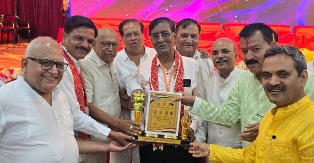 जनगणना में करवाये अपनी जैन पहचान दर्ज-राजधानी रायपुर में पहली बार हुआ जैन समाज के राष्ट्रीय स्तर के पत्रकारों का सम्मेलन. जांजगीर के सुशील जैन हुए सम्मानित. कार्यक्रम में पहुंचे मुनि श्री 108 आगम सागर जी ने कहा- खबरें ऐसी प्रकाशित हो जिससे समाज का हो कल्याण kshititech