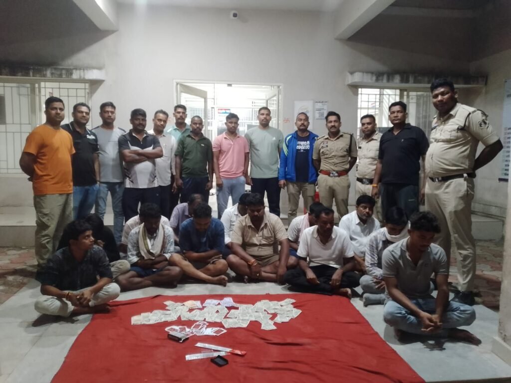 मुक्तिधाम के पास ले रहे थे 52 परी का आनंद- धर दबोचा साइबर सेल एवं पुलिस की संयुक्त टीम ने. 13 जुवाडियो पर पुलिस की बड़ी कार्रवाई. हजारों रुपए की हुई फड़ से नगदी जब्ती kshititech
