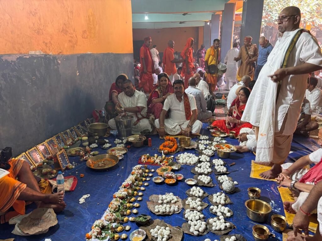 राधे कृष्ण की आराधना में डूबा बंसल परिवार-श्री गया जी में चल रही बंसल परिवार (बोहर वाले) शक्ति की श्रीमद् भागवत कथा में आज होगा रुक्मणी मंगल का प्रसंग. श्री विष्णु पथ मंदिर में आज सप्तमी और अष्टमी तिथि पर परिवार जनों ने किया पिंडदान. शक्ति के प्रतिष्ठित केदारनाथ बृजलाल एवं केदारनाथ महादेव प्रसाद द्वारा करवाया जा रहा है कथा का आयोजन kshititech