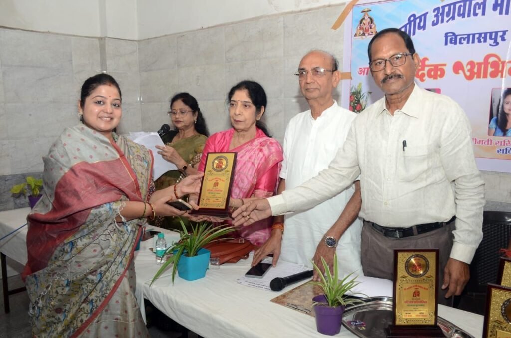 शादियों में लड़कियों का सपना- हमें मिले महानगर. कैसे पूरे होंगे सपने-माता-पिता समाज दोनों ही है परेशान. संभागीय अग्रवाल महिला समिति की अध्यक्ष उमा बंसल के नेतृत्व में संपन्न हुई समाज बंधुओ की सारगर्भित परिचर्चा. अग्रवाल सभा कोरबा के पदाधिकारी भी रहे मौजूद kshititech