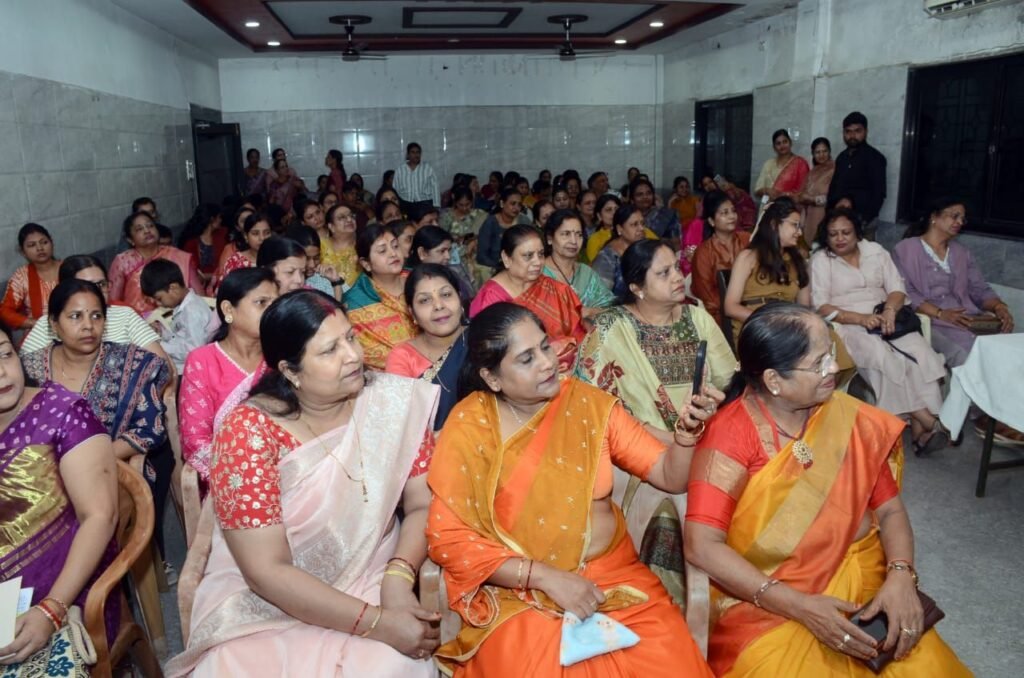 शादियों में लड़कियों का सपना- हमें मिले महानगर. कैसे पूरे होंगे सपने-माता-पिता समाज दोनों ही है परेशान. संभागीय अग्रवाल महिला समिति की अध्यक्ष उमा बंसल के नेतृत्व में संपन्न हुई समाज बंधुओ की सारगर्भित परिचर्चा. अग्रवाल सभा कोरबा के पदाधिकारी भी रहे मौजूद kshititech