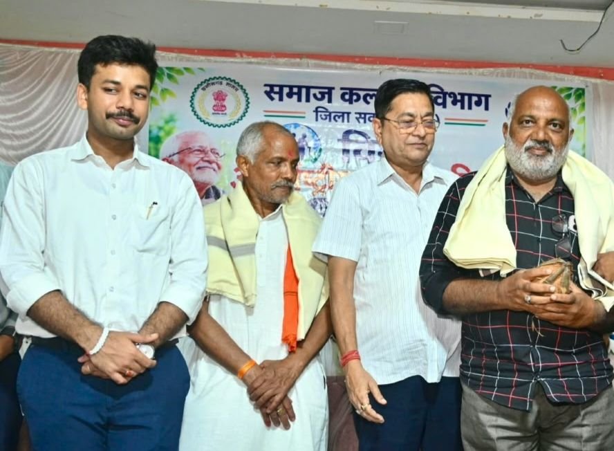 शक्ति के कमला हरी एवेन्यू में हुआ 1 अक्टूबर को वृद्धजन सम्मान समारोह एवं निशुल्क स्वास्थ्य शिविर. शक्ति के नगर पालिका अध्यक्ष श्यामसुंदर अग्रवाल ने कहा- वृद्धजन है हमारे परिवार की धरोहर. करो सदैव इनका सम्मान kshititech