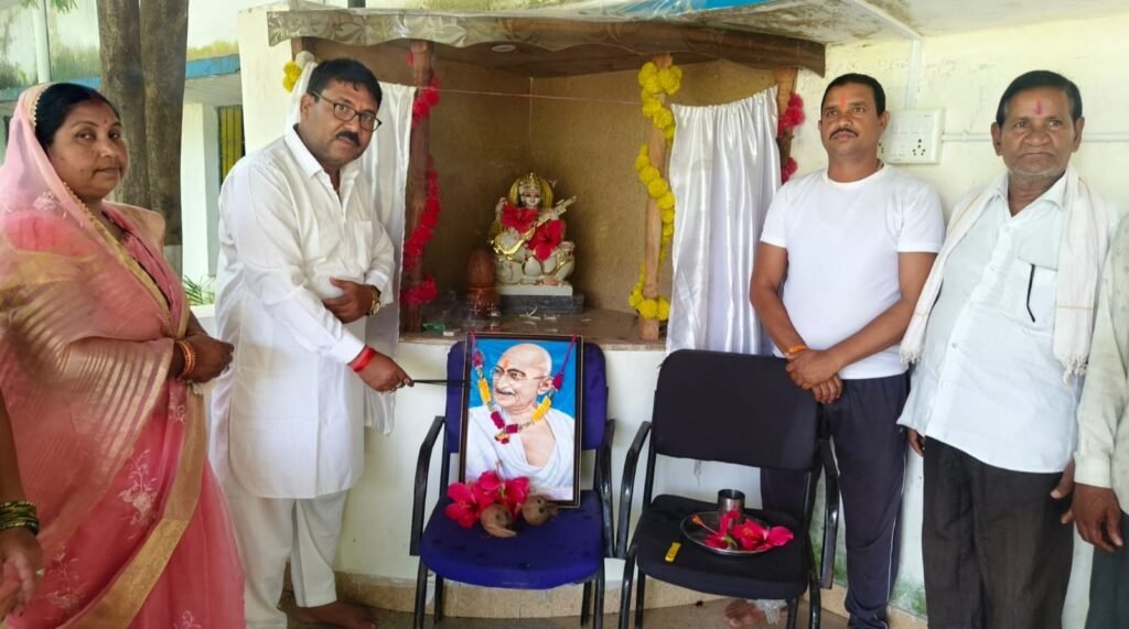 टेमर के सरकारी स्कूल में 2 अक्टूबर को हुआ राष्ट्रपिता महात्मा गांधी की जयंती का आयोजन- सरपंच चंद्र कुमार सोनी ने कहा- गांधीजी अहिंसा के पुजारी थे एवं आज गांधी जी के आदर्श को हम सब कर रहे जीवन में आत्मसात. ग्राम वासी रहे मौजूद kshititech