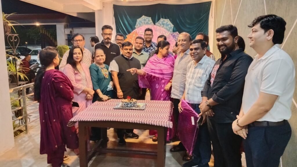 शक्ति के भाजपा नेता सुरेश कृपलानी के जन्मदिन पर सांसद कमलेश जांगड़े. नगर पालिका अध्यक्ष श्यामसुंदर अग्रवाल. पूर्व अध्यक्ष नरेश गेवाडीन.जिला पंचायत सदस्य आयुष शर्मा ने दी बधाई. 2 अक्टूबर की शाम शहर के प्रसिद्ध पापा ढाबा में आयोजित था जन्मदिन का कार्यक्रम शक्ति के भाजपा नेता सुरेश कृपलानी के जन्मदिन पर सांसद कमलेश जांगड़े. नगर पालिका अध्यक्ष श्यामसुंदर अग्रवाल. पूर्व अध्यक्ष नरेश गेवाडीन.जिला पंचायत सदस्य आयुष शर्मा ने दी बधाई. 2 अक्टूबर की शाम शहर के प्रसिद्ध पापा ढाबा में आयोजित था जन्मदिन का कार्यक्रम kshititech