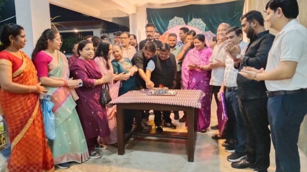 शक्ति के भाजपा नेता सुरेश कृपलानी के जन्मदिन पर सांसद कमलेश जांगड़े. नगर पालिका अध्यक्ष श्यामसुंदर अग्रवाल. पूर्व अध्यक्ष नरेश गेवाडीन.जिला पंचायत सदस्य आयुष शर्मा ने दी बधाई. 2 अक्टूबर की शाम शहर के प्रसिद्ध पापा ढाबा में आयोजित था जन्मदिन का कार्यक्रम शक्ति के भाजपा नेता सुरेश कृपलानी के जन्मदिन पर सांसद कमलेश जांगड़े. नगर पालिका अध्यक्ष श्यामसुंदर अग्रवाल. पूर्व अध्यक्ष नरेश गेवाडीन.जिला पंचायत सदस्य आयुष शर्मा ने दी बधाई. 2 अक्टूबर की शाम शहर के प्रसिद्ध पापा ढाबा में आयोजित था जन्मदिन का कार्यक्रम kshititech