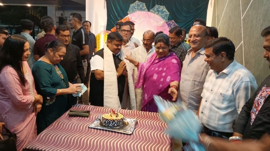 शक्ति के भाजपा नेता सुरेश कृपलानी के जन्मदिन पर सांसद कमलेश जांगड़े. नगर पालिका अध्यक्ष श्यामसुंदर अग्रवाल. पूर्व अध्यक्ष नरेश गेवाडीन.जिला पंचायत सदस्य आयुष शर्मा ने दी बधाई. 2 अक्टूबर की शाम शहर के प्रसिद्ध पापा ढाबा में आयोजित था जन्मदिन का कार्यक्रम शक्ति के भाजपा नेता सुरेश कृपलानी के जन्मदिन पर सांसद कमलेश जांगड़े. नगर पालिका अध्यक्ष श्यामसुंदर अग्रवाल. पूर्व अध्यक्ष नरेश गेवाडीन.जिला पंचायत सदस्य आयुष शर्मा ने दी बधाई. 2 अक्टूबर की शाम शहर के प्रसिद्ध पापा ढाबा में आयोजित था जन्मदिन का कार्यक्रम kshititech