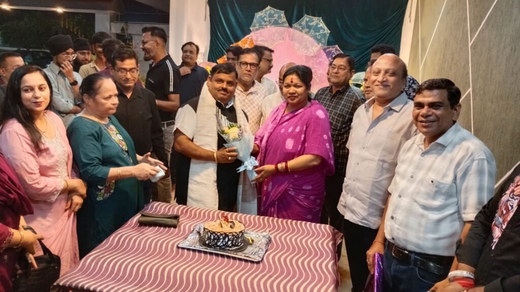 शक्ति के भाजपा नेता सुरेश कृपलानी के जन्मदिन पर सांसद कमलेश जांगड़े. नगर पालिका अध्यक्ष श्यामसुंदर अग्रवाल. पूर्व अध्यक्ष नरेश गेवाडीन.जिला पंचायत सदस्य आयुष शर्मा ने दी बधाई. 2 अक्टूबर की शाम शहर के प्रसिद्ध पापा ढाबा में आयोजित था जन्मदिन का कार्यक्रम शक्ति के भाजपा नेता सुरेश कृपलानी के जन्मदिन पर सांसद कमलेश जांगड़े. नगर पालिका अध्यक्ष श्यामसुंदर अग्रवाल. पूर्व अध्यक्ष नरेश गेवाडीन.जिला पंचायत सदस्य आयुष शर्मा ने दी बधाई. 2 अक्टूबर की शाम शहर के प्रसिद्ध पापा ढाबा में आयोजित था जन्मदिन का कार्यक्रम kshititech