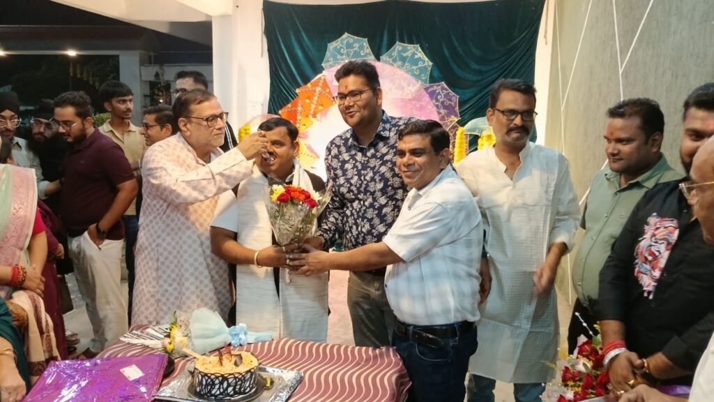 शक्ति के भाजपा नेता सुरेश कृपलानी के जन्मदिन पर सांसद कमलेश जांगड़े. नगर पालिका अध्यक्ष श्यामसुंदर अग्रवाल. पूर्व अध्यक्ष नरेश गेवाडीन.जिला पंचायत सदस्य आयुष शर्मा ने दी बधाई. 2 अक्टूबर की शाम शहर के प्रसिद्ध पापा ढाबा में आयोजित था जन्मदिन का कार्यक्रम शक्ति के भाजपा नेता सुरेश कृपलानी के जन्मदिन पर सांसद कमलेश जांगड़े. नगर पालिका अध्यक्ष श्यामसुंदर अग्रवाल. पूर्व अध्यक्ष नरेश गेवाडीन.जिला पंचायत सदस्य आयुष शर्मा ने दी बधाई. 2 अक्टूबर की शाम शहर के प्रसिद्ध पापा ढाबा में आयोजित था जन्मदिन का कार्यक्रम kshititech
